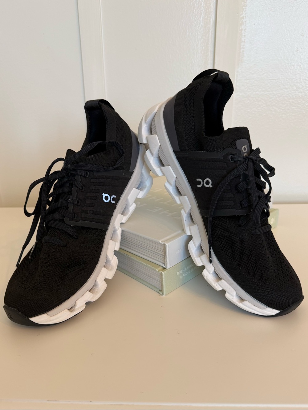ON CLOUD SWIFT 3 BLACK WHITE RUNNING SHOES SNEAKERS SIZE 40 EUC